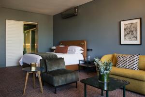 Home Suite Hotels Rosebank客房内的一张或多张床位