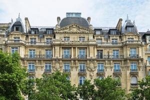 巴黎巴黎香榭丽舍辉盛阁国际公寓的一座有树木的旧楼