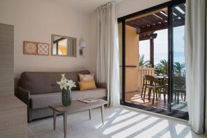 蒙特罗伊Pierre & Vacances Resort Bonavista de Bonmont的客厅配有沙发和桌子