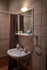 迈萨纳Maltezos Rooms的一间带水槽和镜子的浴室