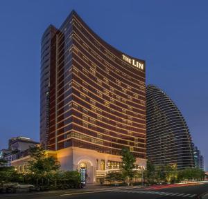台中市台中林酒店的一座高大的建筑,上面有标志