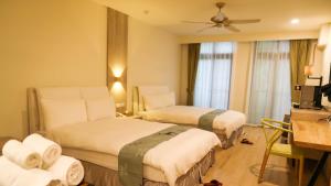 科罗尔百悦大饭店的酒店客房配有两张床和一张书桌