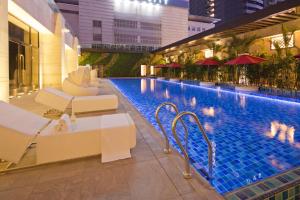 台中市台中林酒店的一座大型游泳池,位于酒店大楼内