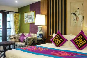 穆克莱克Zantiis Ndol Villas的酒店客房,配有床和沙发