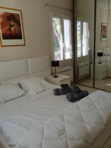 卡西斯LOU CIGALOU的卧室内的一张白色床,配有镜子