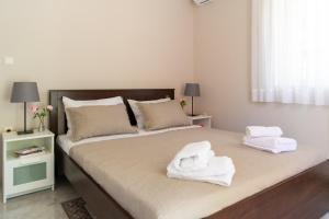 阿特米达Pepi's house的卧室配有2条白色毛巾。