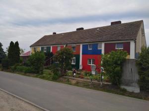 BestenseeMein Marienhof的路边的多彩房子