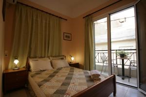 海若克利欧米拉贝洛酒店的一间卧室设有一张床和一个阳台的窗户。