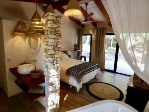 费雷列斯La Casa Menorca的一间卧室设有一张床和石墙