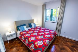 卡尼索Casa Maravilha的一间卧室配有一张带红色毯子的大床