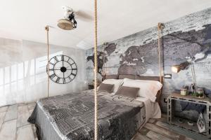 滨海波利尼亚诺The Loft Polignano的卧室配有一张摆动床,墙上挂有地图