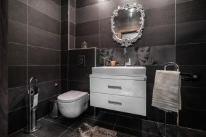 瓦尔纳Cosy Luxury Flat in the Centrum- 90sqm - 3 rooms.的一间带水槽、卫生间和镜子的浴室