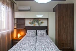 瓦尔纳Cosy Luxury Flat in the Centrum- 90sqm - 3 rooms.的一间卧室配有一张带木制床头板的床