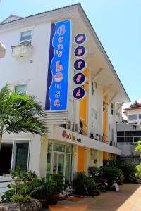 奥南海滩本之家酒店的旁边有一个大标志的酒店