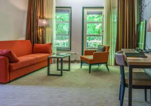 奥拉涅沃德Parkhotel Tjaarda的客厅配有沙发和椅子