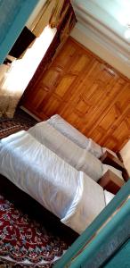 撒马尔罕Guest House Firuza的木地板客房的一张床位