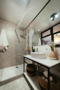 扎达尔EM Kastelo Zadar的一间带水槽和淋浴的浴室