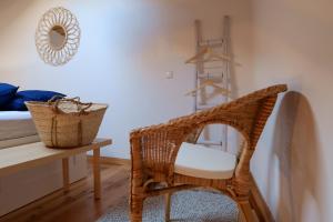 莫托拉Casas de Mértola 33的卧室里的藤椅,带桌子和镜子