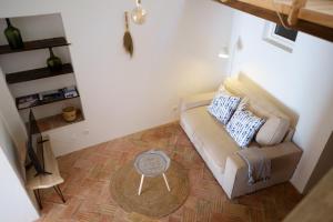 莫托拉Casas de Mértola 33的客厅配有沙发和桌子