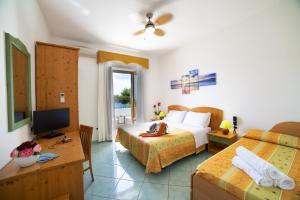 伊斯基亚拉曼多拉酒店的酒店客房设有两张床和电视。