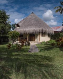 维兰库卢什Bungalow Tucul的一个带草屋顶的小小屋