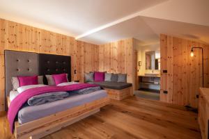 圣洛伦佐因巴纳莱加尼丽丽酒店的一间卧室配有一张带粉红色床单的大床