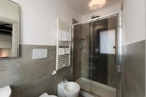 威尼斯帕加内利酒店的带淋浴、卫生间和盥洗盆的浴室
