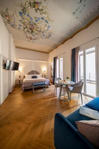 博洛尼亚旅游酒店的一间卧室配有一张床,天花板上画着一幅画