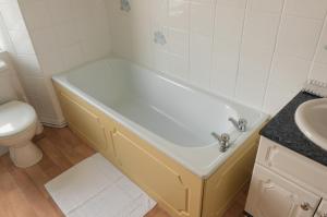 赫尔斯顿斯特拉撒伦旅馆的带浴缸、卫生间和盥洗盆的浴室