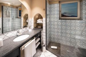 弗卡诺Therasia Resort Sea and SPA - The Leading Hotels of the World的一间带水槽和镜子的浴室