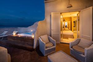 弗卡诺Therasia Resort Sea and SPA - The Leading Hotels of the World的一个带游泳池和一间卧室的别墅