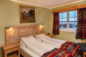 Venabygd维纳布费耶尔酒店的一间卧室设有一张床和一个窗口