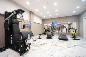 米兰米兰城堡酒店的一间健身房,里面设有数个健身器材
