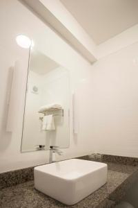 利马Tierra Viva Miraflores Centro的白色的浴室设有水槽和镜子
