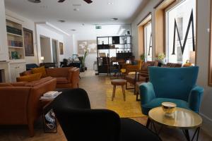 桑特费柳德吉克索尔斯Hotel Boutique OMA的带沙发和椅子的客厅