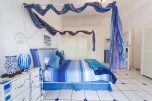 梅森堡A Heavenly View的蓝色和白色的卧室配有床和窗帘