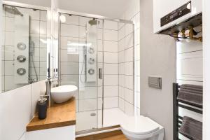 什切青Toress Apartamenty Deptak的带淋浴、卫生间和盥洗盆的浴室