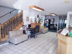 萨斯卡通Travel-Inn Resort & Campground的一间带书桌和楼梯的客厅
