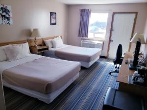 萨斯卡通Travel-Inn Resort & Campground的酒店客房配有两张床和一张书桌
