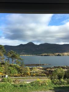 洛哈尔什教区凯尔高地Lochalsh View, Kyle, 1 Mile to Skye的享有以山脉为背景的湖泊美景