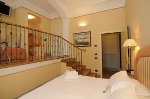 卢卡布斯德拉齐德伊柏卡广场酒店的一间酒店客房,设有一张床和一个楼梯