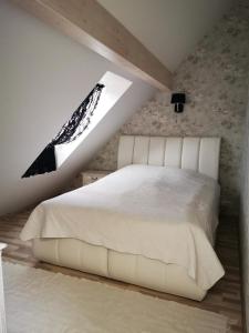 派尔努Kuninga 24 Apartment的卧室配有白色的床和窗户