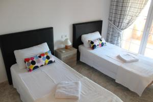 马略卡岛帕尔马Hermanos Gallego ETV9492的一间卧室设有两张床和窗户。