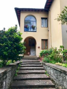 佛罗伦萨La Casa di Claudia的房屋设有通往前门的楼梯