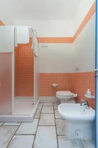 托雷拉皮罗Guest House Matteo的带淋浴、卫生间和盥洗盆的浴室