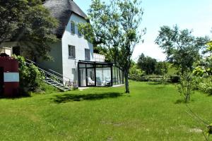 佩尔沃姆Austernfischer Haus的一座带绿草大院子的房子