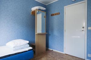维辛瑟韦欣莎旅馆的一间拥有蓝色墙壁的卧室和一张带镜子的床
