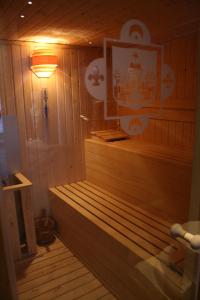塞哥维亚穆德哈尔之家水疗酒店的木制房间内的桑拿浴室