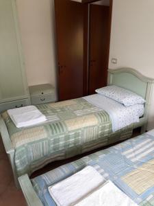 卡奥莱Appartamento Ai Tigli的卧室内两张并排的床