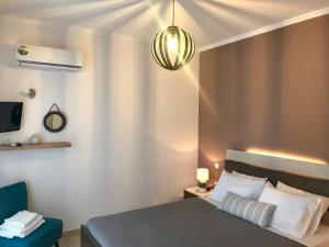 巴尔巴蒂Villa Renata Gold的一间卧室配有一张床和吊灯